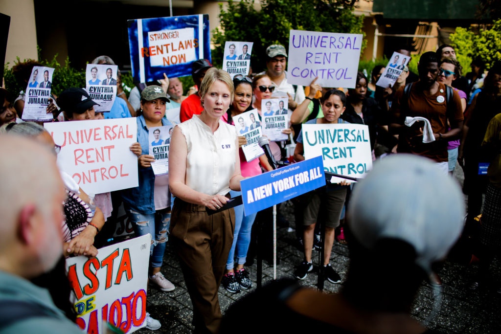Синтия Никсон, про которую мы и так знаем, что она социалистка, левая, за Берни Сандерса и всё такое, выступает на митинге за ограничение квартирной платы.