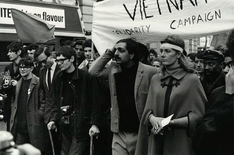 Актриса Ванесса Редгрейв в первой шеренге марксистской колонны на антивоенной демонстрации.