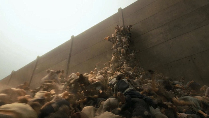 Орда зомби пытается преодолеть стену в World War Z (2013)