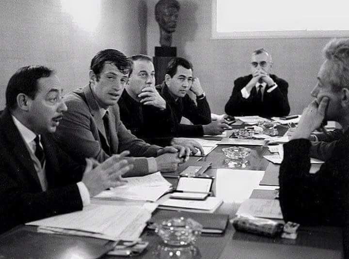 А вот например Жан Поль Бельмондо на профсоюзном собрании в 1964.